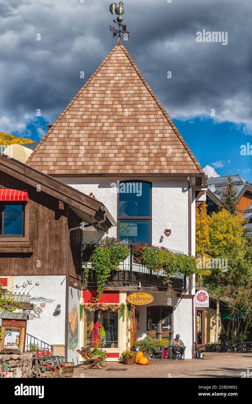 Vail, États-Unis - 6 octobre 2022 : Vail Colorado station de ski ville rue village route en automne saison de feuillage d'automne avec magasins magasins et toit de tour Banque D'Images