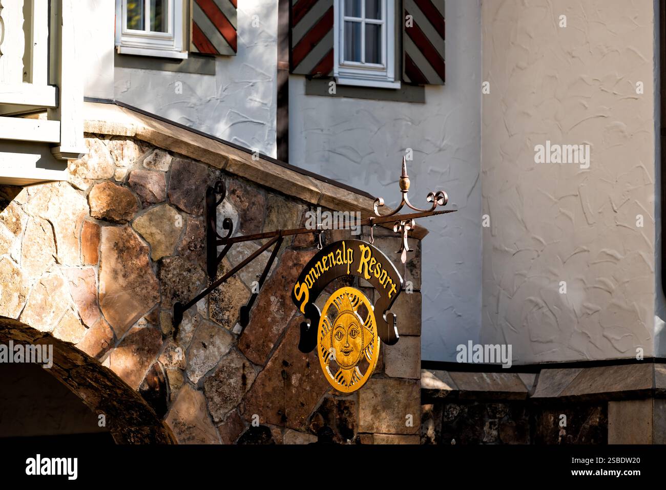 Vail, États-Unis - 6 octobre 2022 : Sonnenalp Vail hôtel de luxe entrée dans la station de ski de Colorado City station de ski ville en automne Banque D'Images