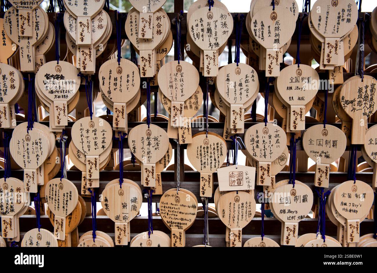 EMA (plaque de prière shinto) en bois en forme de cuillères à riz pour écrire des souhaits à la divinité affichés dans un motif au sanctuaire Taga Taisha, Hikone, Japon Banque D'Images