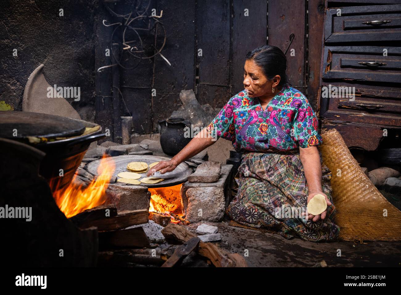 Fabrication de tortilla au feu de bois à San Antonio Aguas Calientes, Guatemala Banque D'Images
