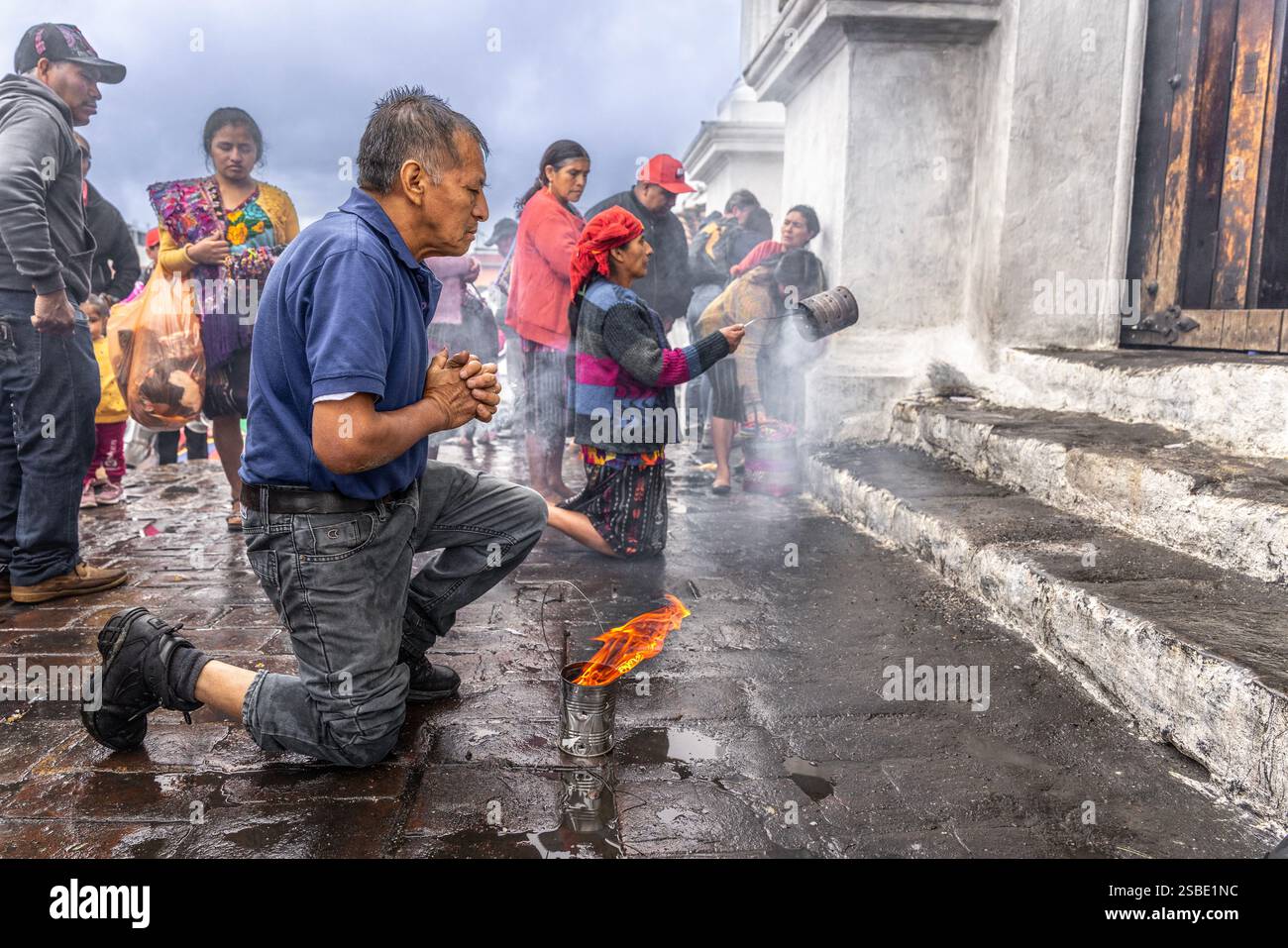 Les dévots mayas de quiche brûlent de l'encens de copal pour les dieux mayas sur les marches de l'église de Santo Tomas à Chichicastenango, Guatemala Banque D'Images