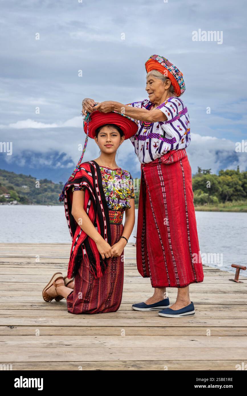 Grand-mère enveloppant la coiffe totcoyale traditionnelle dans le village de Santiago Atitlan dans les hauts plateaux guatémaltèques, Guatemala Banque D'Images