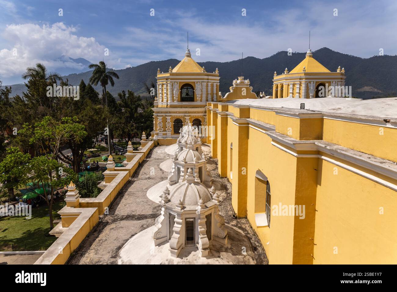 Vue depuis le toit de l'église et couvent de la Merced, Antigua, Guatemala Banque D'Images