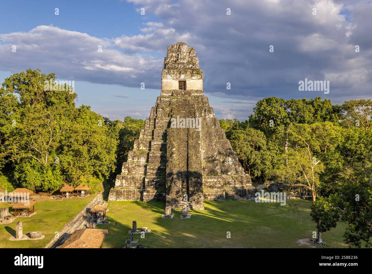 Temple I, Temple du Grand Jaguar, Temple d'Ah cacao, de l'ancienne ville maya de Tikal dans la forêt tropicale du Petén, El Peten, Guatemala Banque D'Images
