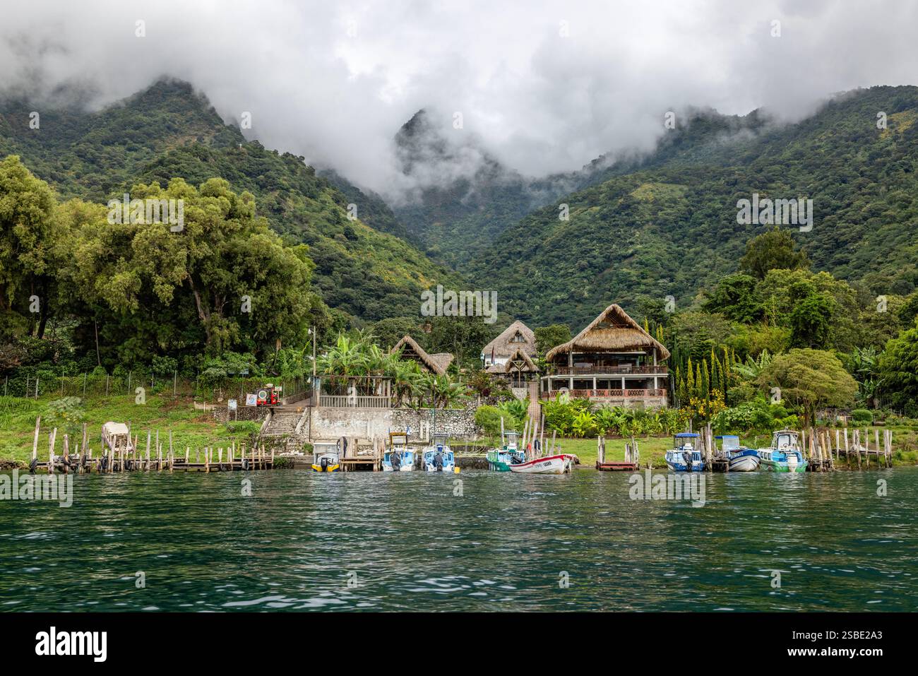Vue sur les montagnes des hauts plateaux guatémaltèques sur les rives du lac Atitlan, Guatemala Banque D'Images