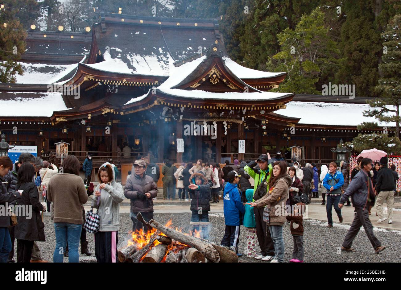 Des foules de visiteurs pendant le « hatsumode » (visite du sanctuaire du nouvel an) se rassemblent devant le hall principal du sanctuaire Taga Taisha Shinto pour souhaiter bonne chance, Hikone. Banque D'Images