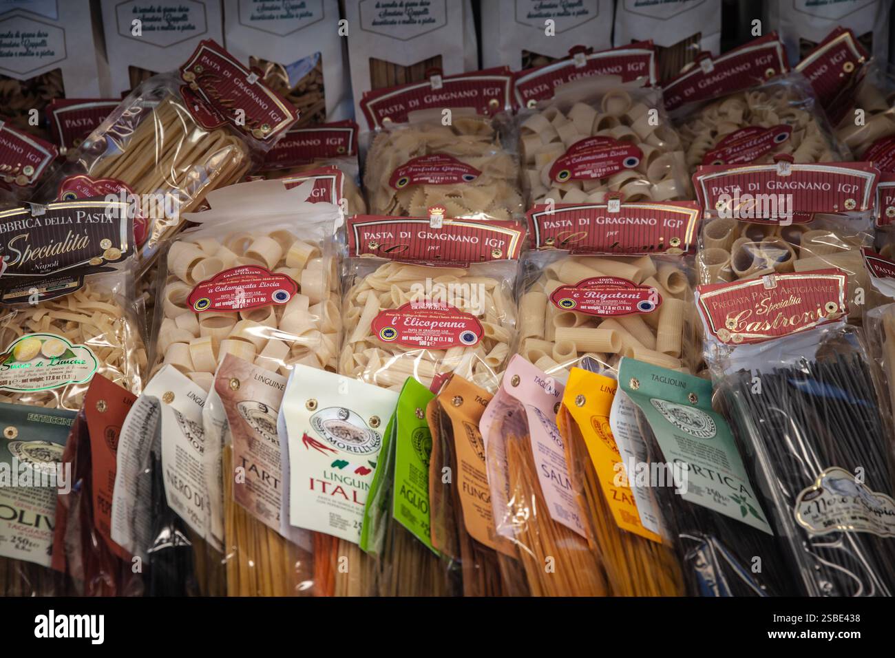 ROME, ITALIE - 13 JUIN 2024 : une exposition colorée de pâtes italiennes, mettant en vedette les variétés Pasta di Gragnano, est présentée à la vente dans un magasin traditionnel, Banque D'Images