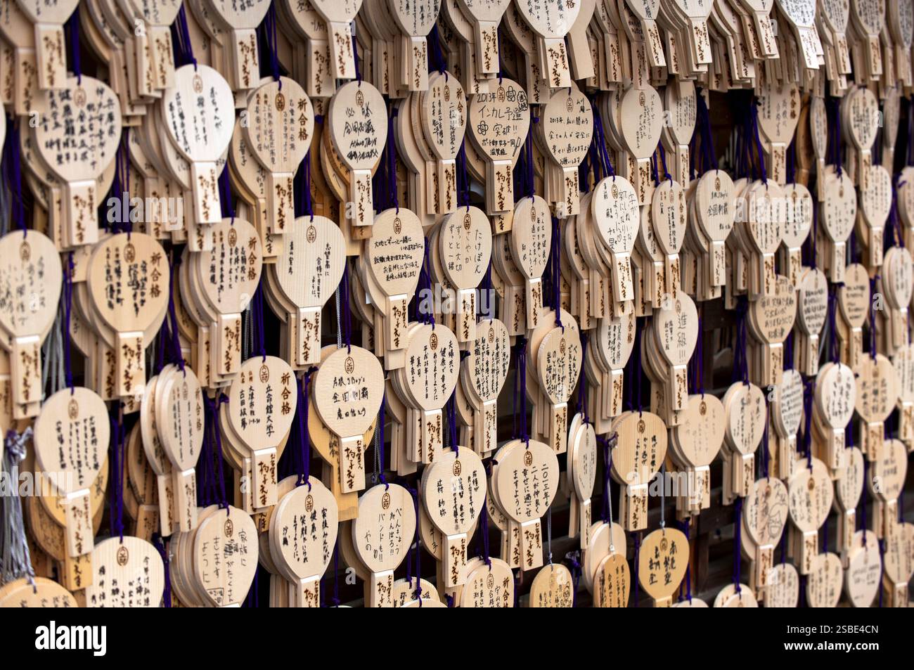 EMA (plaque de prière shinto) en bois en forme de cuillères à riz pour écrire des souhaits à la divinité affichés dans un motif au sanctuaire Taga Taisha, Hikone, Japon. Banque D'Images