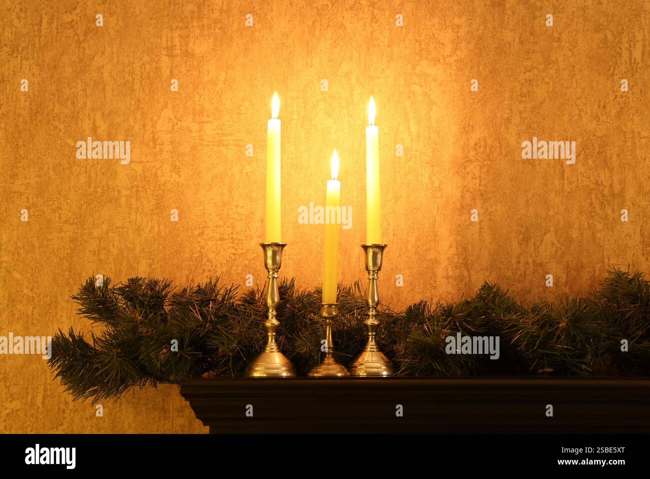 Bougies allumées et guirlande sur l'étagère à l'intérieur. Ambiance de Noël Banque D'Images