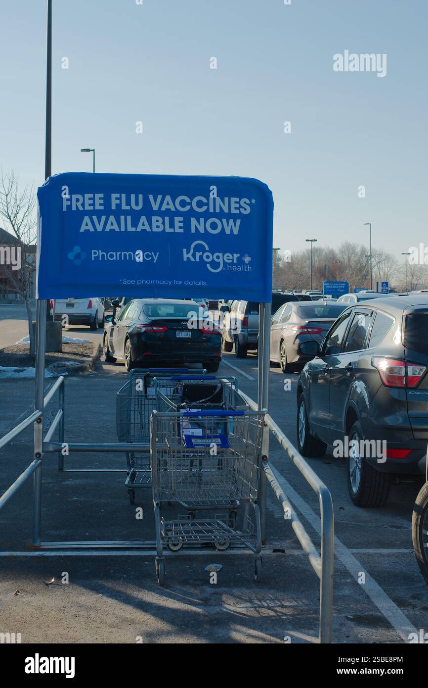 Signalisation de vaccin contre la grippe bleue pour le retour des chariots de l'épicerie Kroger dans le stationnement. Orange Township Editorial Use Only, Lewis Center, Ohio, États-Unis, janvier 28, Banque D'Images