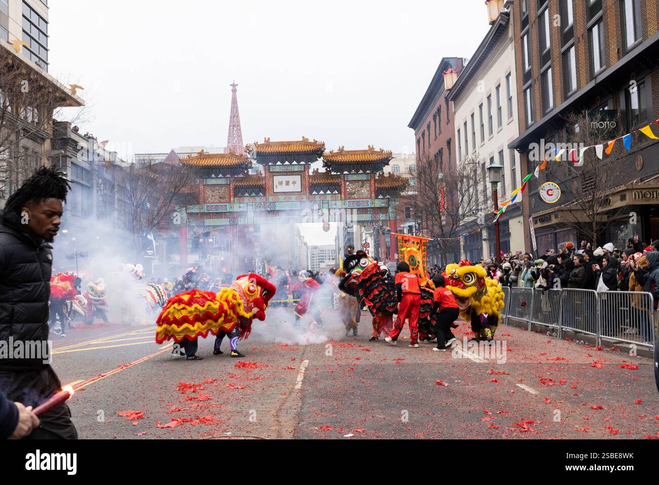 Washington DC, États-Unis. 02 février 2025. Les gens assistent aux célébrations du nouvel an lunaire dans la région de Chinatown à Washington, DC, USA le 2 février 2025. La communauté chinoise de la capitale de la nation accueille « l'année du serpent » avec des célébrations avec une danse du lion, des calligraphies en direct et des spectacles d'anime. Crédit : Aashish Kiphayet/Alamy Live News Banque D'Images