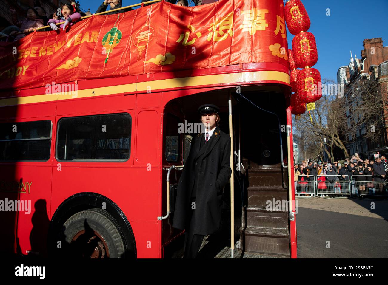 Londres, Royaume-Uni. 02 février 2025. Un conducteur de bus se trouve à l'arrière d'un bus rouge londonien. Des milliers de fêtards ont assisté à la parade du nouvel an chinois qui s'est tenue dans le centre de Londres. Connu pour être le plus grand festival du nouvel an chinois en dehors de l'Asie, les célébrations du week-end devraient attirer près de 300 000 personnes. Organisées par la LCCA (London Chinatown Chinese Association), les festivités se déroulent sur deux jours, se terminant le dimanche par un défilé dans les rues du West End et des spectacles à Trafalgar Square. Crédit : SOPA images Limited/Alamy Live News Banque D'Images