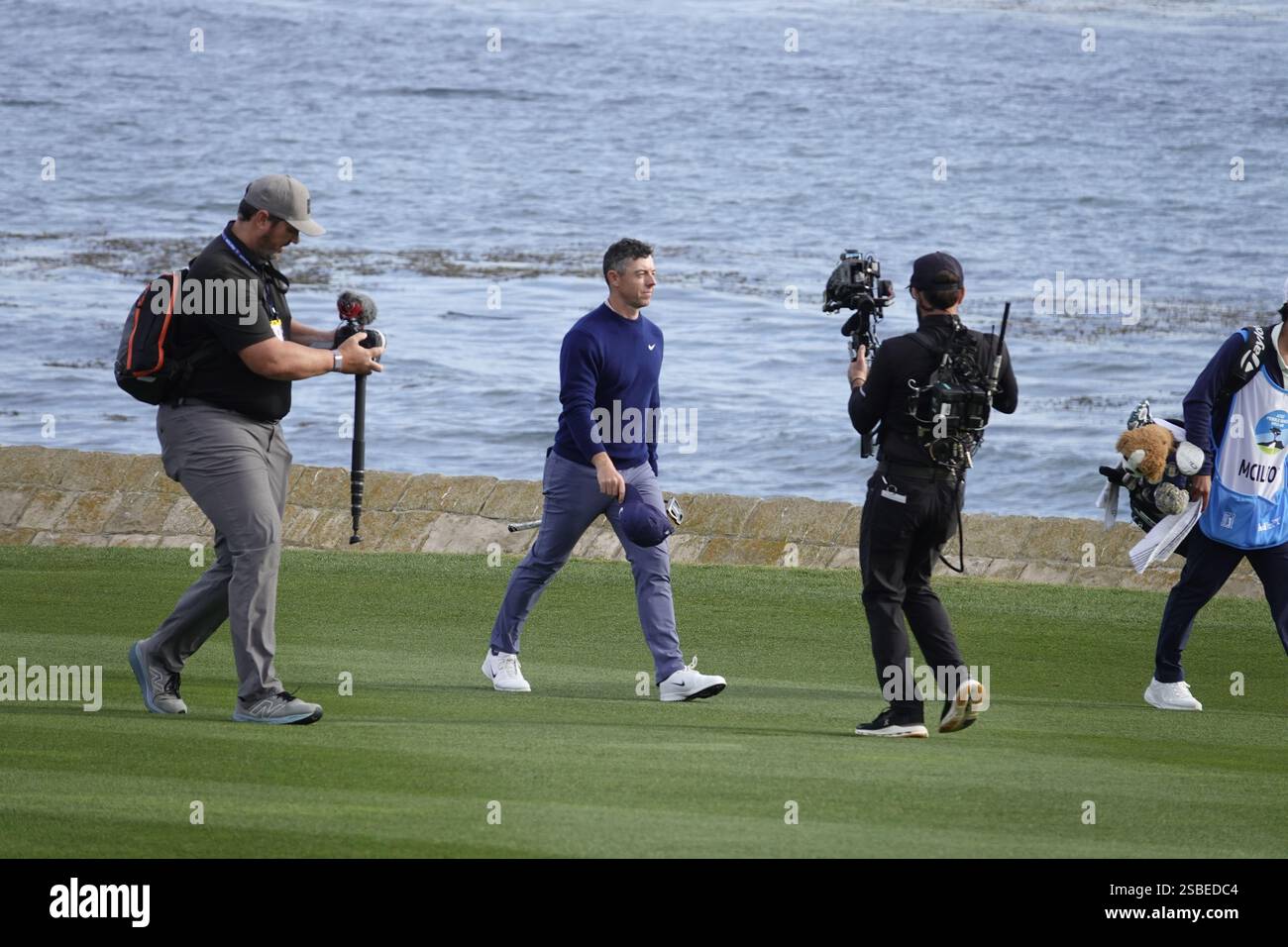 Pebble Beach, États-Unis. 02 février 2025. Pebble Beach, Californie, États-Unis - 2 février 2025 Rory McIlroy fait sa victoire à pied au 18e trou sous les yeux des caméras de télévision, le dernier jour du parcours de golf AT&T Pebble Beach Pro-Am (PGA Tour signature golf event), Californie, États-Unis crédit : Motofoto/Alamy Live News Banque D'Images