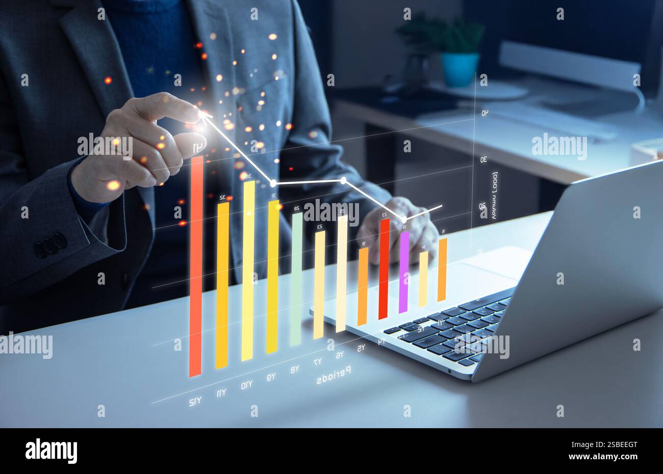 Entrepreneur s'engageant avec un écran virtuel futuriste, examinant les tendances de performance record de l'entreprise. Banque D'Images