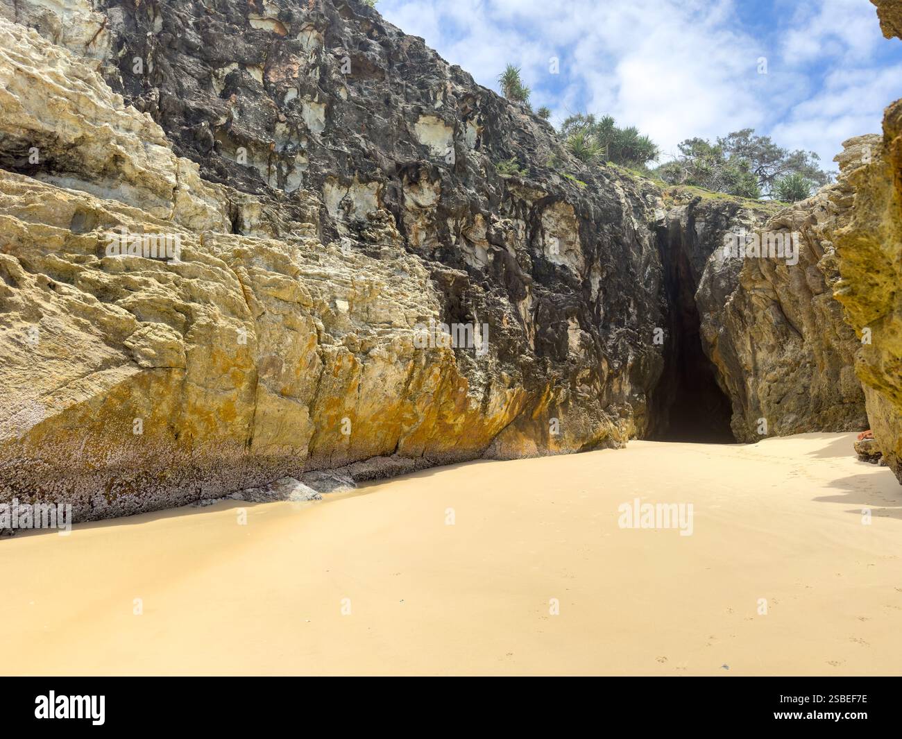 Une grotte cachée sur la plage de Frenchmans offre un trou de baignade unique sur l'île de Stradbroke dans le Queensland, en Australie Banque D'Images