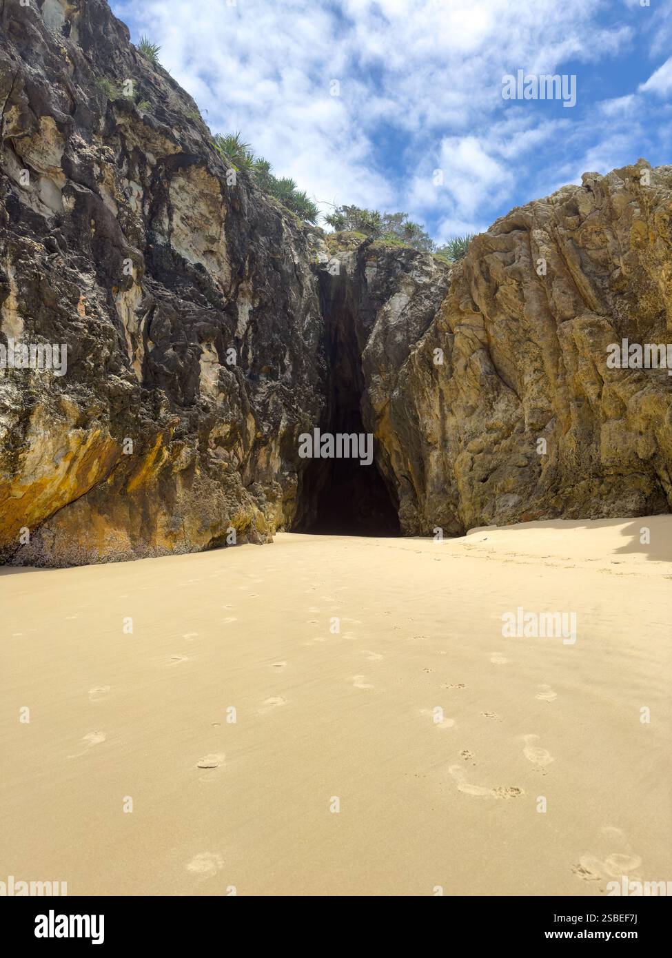 Une grotte cachée sur la plage de Frenchmans offre un trou de baignade unique sur l'île de Stradbroke dans le Queensland, en Australie Banque D'Images
