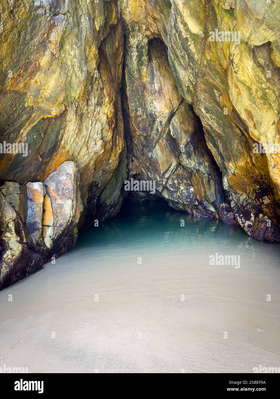 Une grotte cachée sur la plage de Frenchmans offre un trou de baignade unique sur l'île de Stradbroke dans le Queensland, en Australie Banque D'Images