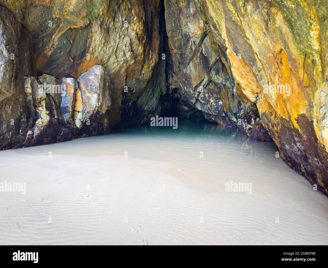 Une grotte cachée sur la plage de Frenchmans offre un trou de baignade unique sur l'île de Stradbroke dans le Queensland, en Australie Banque D'Images