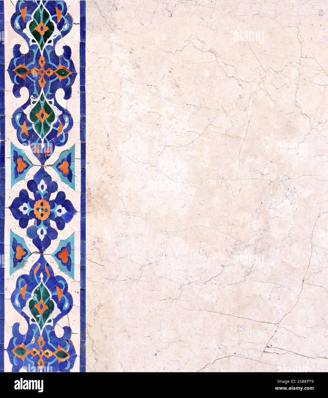 Détail du mur traditionnel en mosaïque persane avec ornement de tuiles. Fond horizontal ou vertical avec cadre en carreaux de céramique. Modèle de maquette. Copier l'espace Banque D'Images