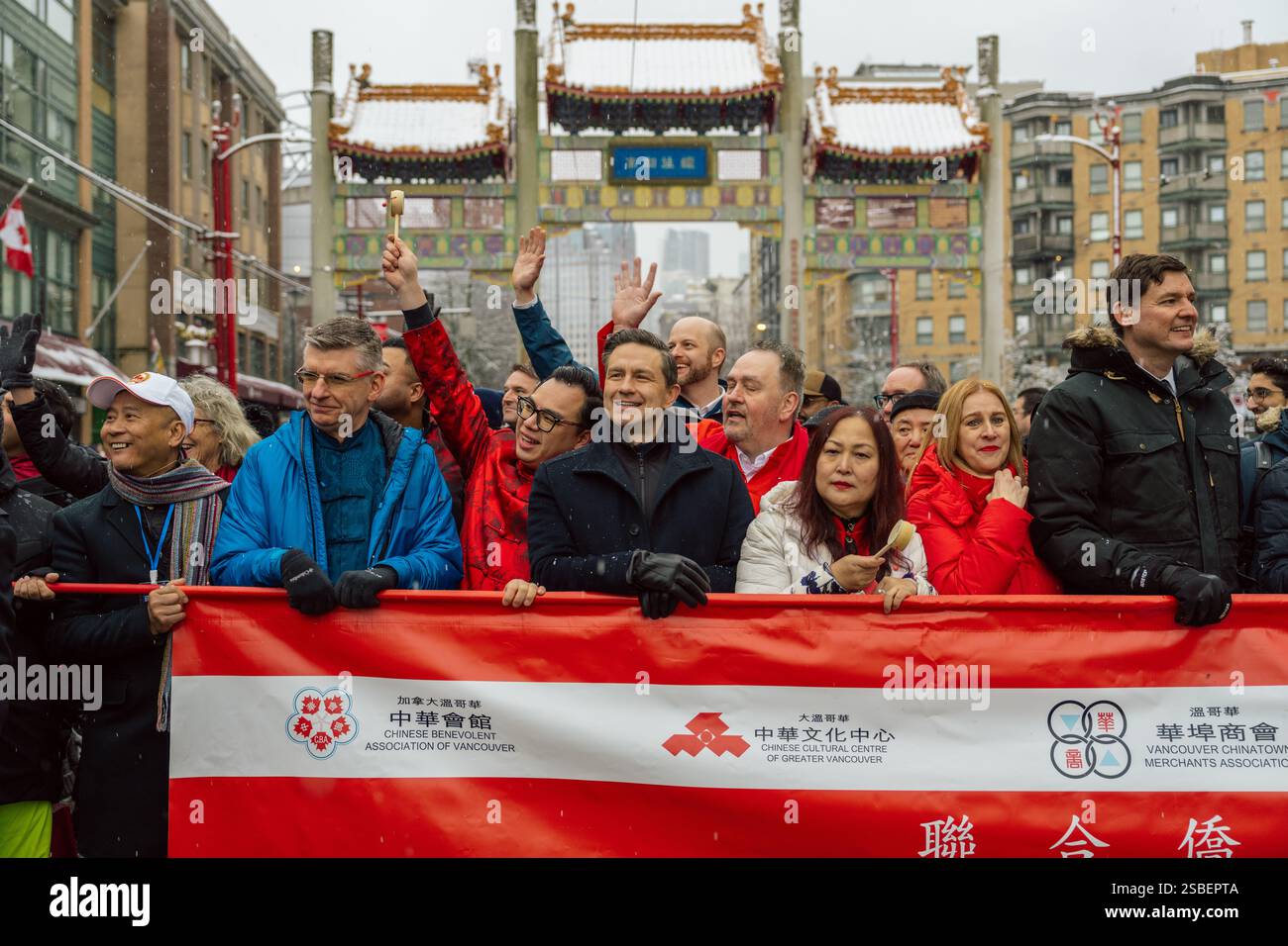 VANCOUVER, CANADA - 10 FÉVRIER 2025 : Pierre Poilievre, chef du Parti conservateur du Canada, se joint au défilé chinois de Vancouver 2025 le 2 février 2025. Poilievre, au centre, portant une veste noire, se tient parmi une foule de participants à la parade, s'engageant dans l'atmosphère vibrante de l'événement. Le défilé, une célébration du nouvel an lunaire, met en valeur le riche patrimoine culturel de la communauté chinoise de Vancouver. Crédit : Joe Ng/Alamy Live News Banque D'Images