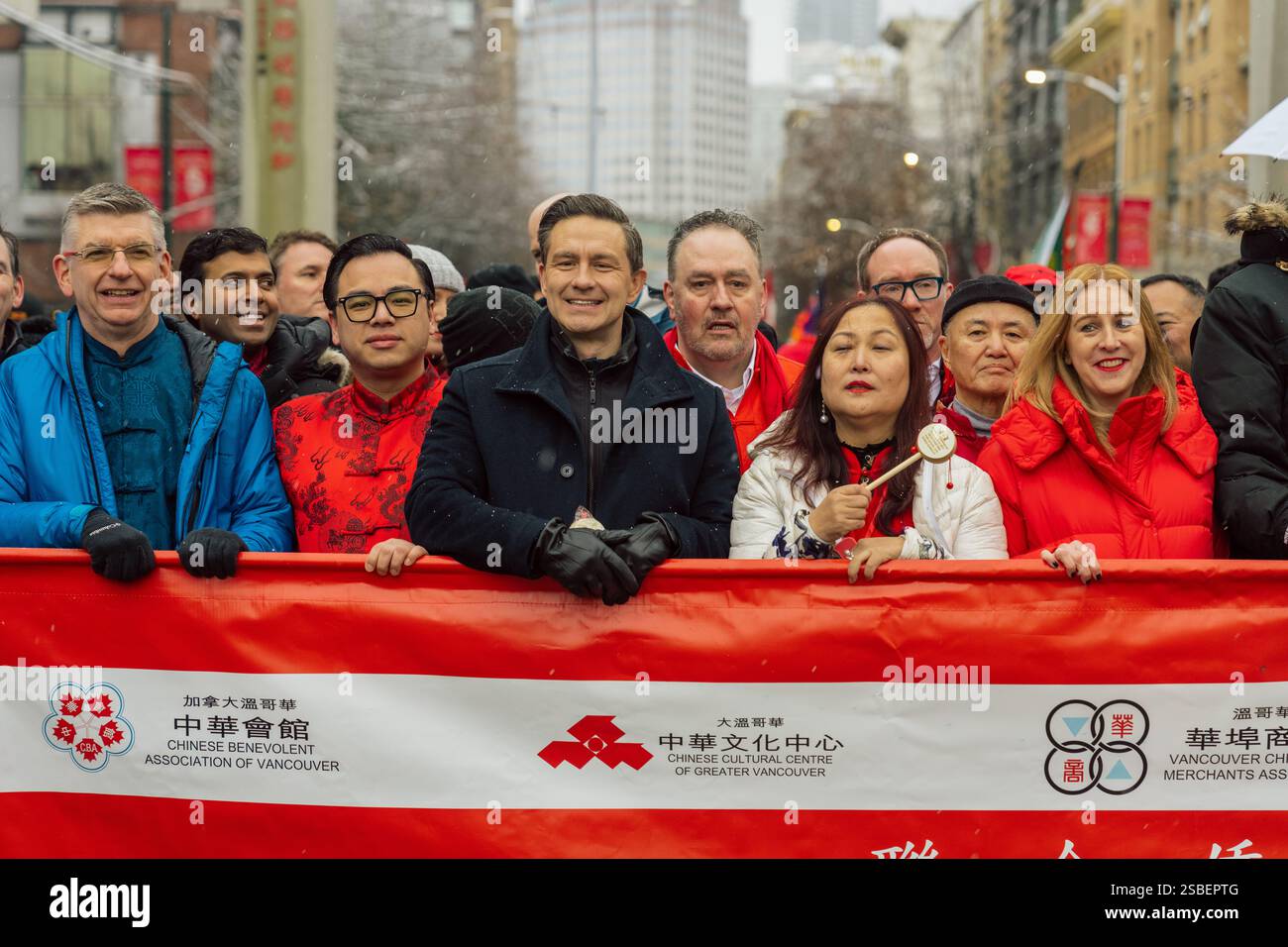 VANCOUVER, CANADA - 10 FÉVRIER 2025 : Pierre Poilievre, chef du Parti conservateur du Canada, se joint au défilé chinois de Vancouver 2025 le 2 février 2025. Poilievre, au centre, portant une veste noire, se tient parmi une foule de participants à la parade, s'engageant dans l'atmosphère vibrante de l'événement. Le défilé, une célébration du nouvel an lunaire, met en valeur le riche patrimoine culturel de la communauté chinoise de Vancouver. Crédit : Joe Ng/Alamy Live News Banque D'Images