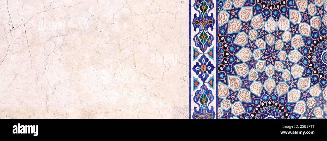 Détail du mur traditionnel en mosaïque persane avec ornement de tuiles. Fond horizontal ou vertical avec cadre en carreaux de céramique. Modèle de maquette. Copier l'espace Banque D'Images