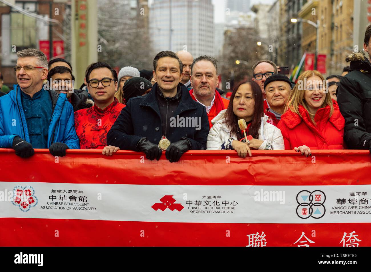 VANCOUVER, CANADA - 10 FÉVRIER 2025 : Pierre Poilievre, chef du Parti conservateur du Canada, se joint au défilé chinois de Vancouver 2025 le 2 février 2025. Poilievre, au centre, portant une veste noire, se tient parmi une foule de participants à la parade, s'engageant dans l'atmosphère vibrante de l'événement. Le défilé, une célébration du nouvel an lunaire, met en valeur le riche patrimoine culturel de la communauté chinoise de Vancouver. Crédit : Joe Ng/Alamy Live News Banque D'Images
