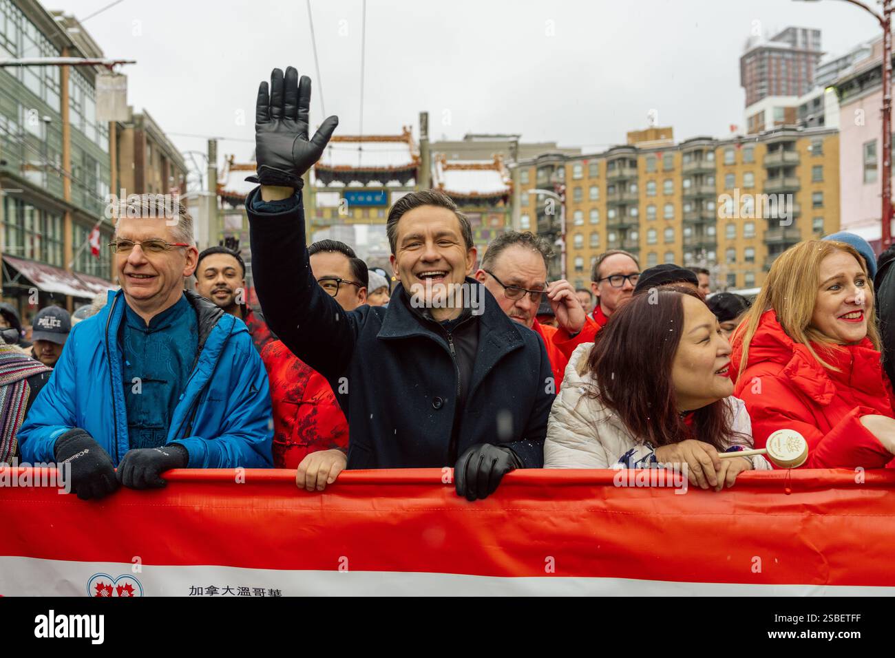 VANCOUVER, CANADA - 10 FÉVRIER 2025 : Pierre Poilievre, chef du Parti conservateur du Canada, se joint au défilé chinois de Vancouver 2025 le 2 février 2025. Poilievre, au centre, portant une veste noire, se tient parmi une foule de participants à la parade, s'engageant dans l'atmosphère vibrante de l'événement. Le défilé, une célébration du nouvel an lunaire, met en valeur le riche patrimoine culturel de la communauté chinoise de Vancouver. Crédit : Joe Ng/Alamy Live News Banque D'Images