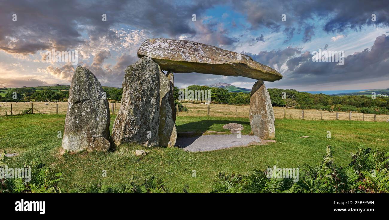 Pentre Ifan un dolmen de chambre funéraire en pierre mégalitique néolithique construit vers 3500 av. J.-C. dans la paroisse de Nevern, Pembrokeshire, pays de Galles Banque D'Images