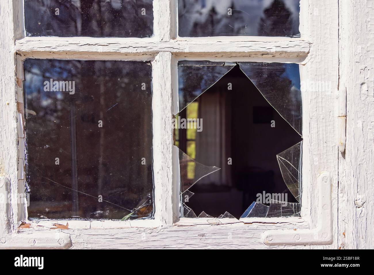 Fenêtre avec verre brisé sur un croft Banque D'Images