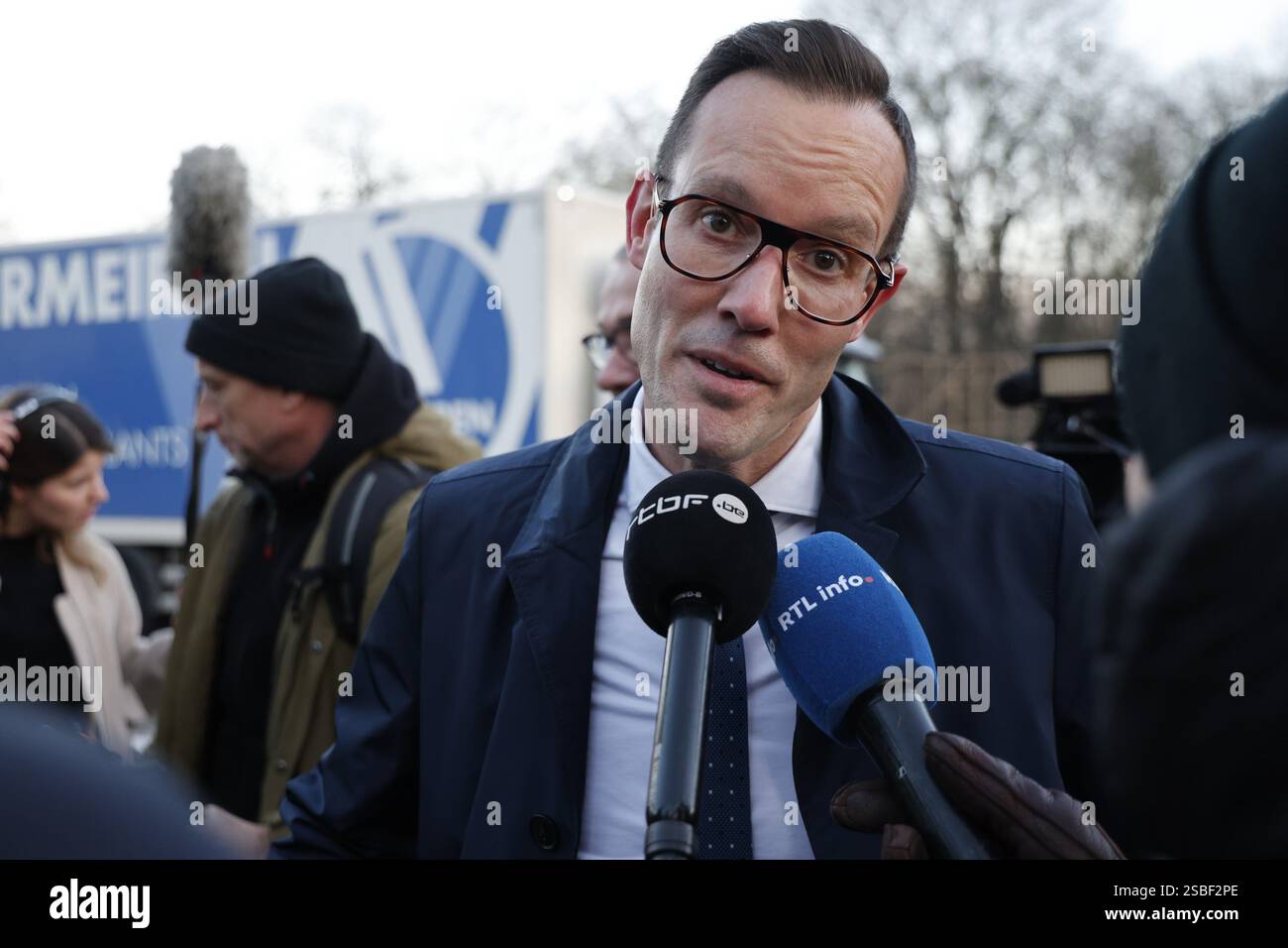 Bruxelles, Belgique. 03rd Feb, 2025. Le ministre de la protection des consommateurs, de la fraude sociale et de l'égalité des chances, Rob Beenders, s'entretient avec la presse avant de se rendre au Palais Royal pour la cérémonie de serment, à Bruxelles. Les négociateurs des cinq partis qui composent la coalition de l'Arizona - la N-va, MR, engagés, Vooruit et CD&V - sont parvenus à un accord gouvernemental vendredi soir. BELGA PHOTO NICOLAS MAETERLINCK crédit : Belga News Agency/Alamy Live News Banque D'Images