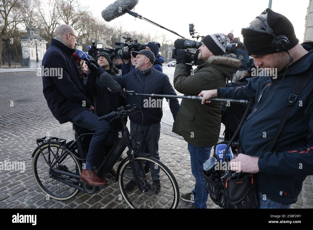 Bruxelles, Belgique. 03rd Feb, 2025. Le vice-premier ministre et ministre du budget Vincent Van Peteghem est photographié en train de parler à la presse avant d'arriver au Palais Royal pour la cérémonie de serment, à Bruxelles. Les négociateurs des cinq partis qui composent la coalition de l'Arizona - la N-va, MR, engagés, Vooruit et CD&V - sont parvenus à un accord gouvernemental vendredi soir. BELGA PHOTO NICOLAS MAETERLINCK crédit : Belga News Agency/Alamy Live News Banque D'Images