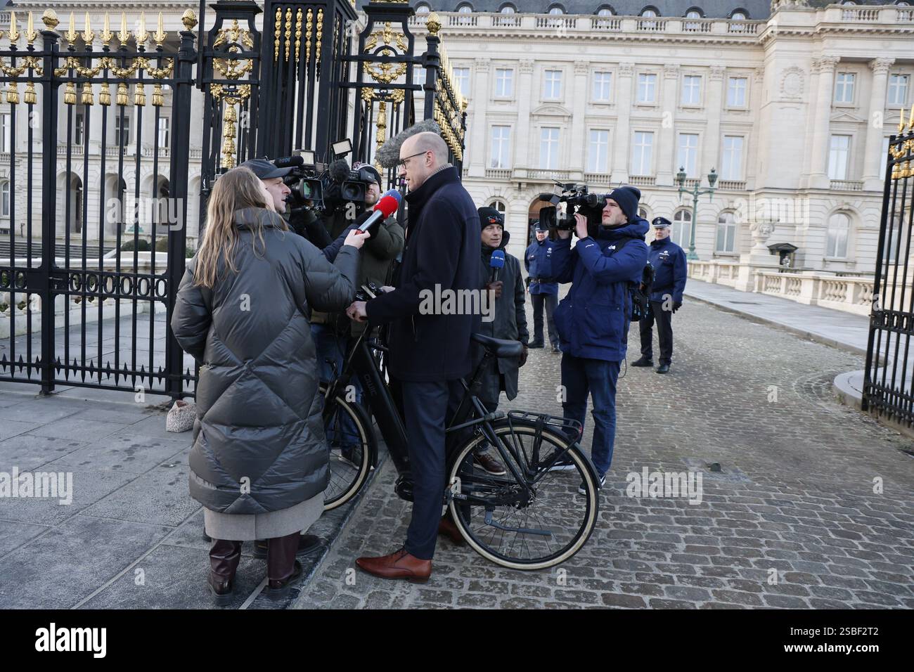 Bruxelles, Belgique. 03rd Feb, 2025. Le vice-premier ministre et ministre du budget Vincent Van Peteghem est photographié en train de parler à la presse avant d'arriver au Palais Royal pour la cérémonie de serment, à Bruxelles. Les négociateurs des cinq partis qui composent la coalition de l'Arizona - la N-va, MR, engagés, Vooruit et CD&V - sont parvenus à un accord gouvernemental vendredi soir. BELGA PHOTO NICOLAS MAETERLINCK crédit : Belga News Agency/Alamy Live News Banque D'Images