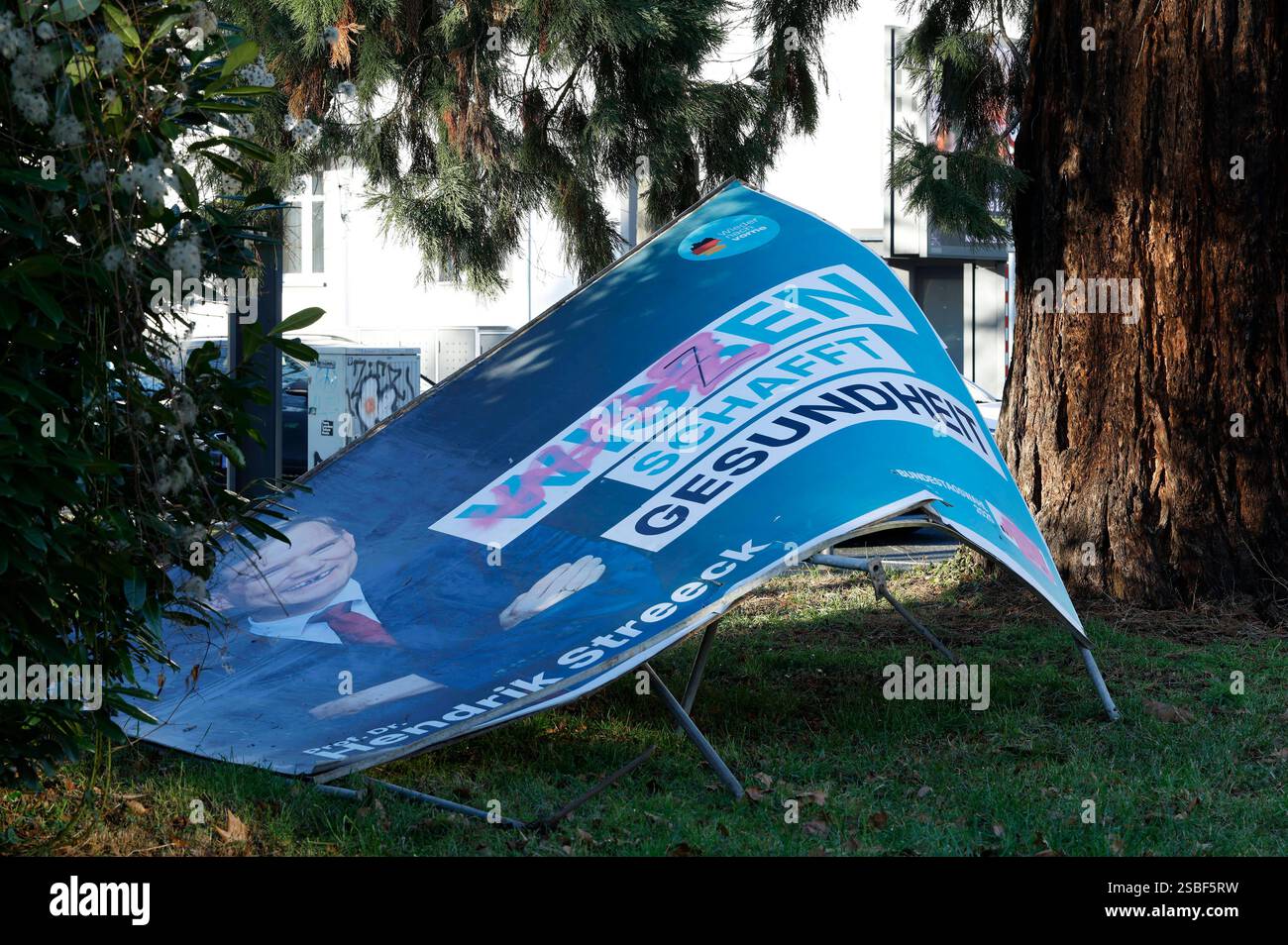 Durch Vandalismus beschmiertes und zerstörtes Wahlplakat der CDU zur anstehenden Wahl zum 21. Deutschen Bundestag. Bonn, 02.02.2025 *** vandalisation et destruction de l'affiche électorale de la CDU pour la prochaine élection au 21 Bundestag allemand Bonn, 02 02 2025 Foto:XR.xSchmiegeltx/xFuturexImagex wahlplakate_bonn_5210 Banque D'Images