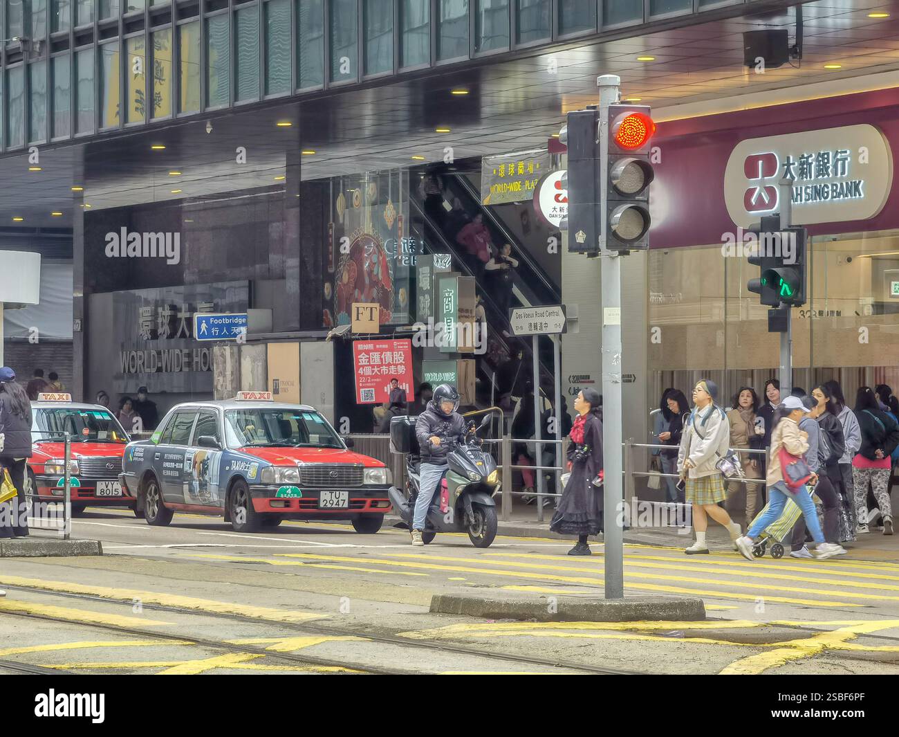 Hong Kong, Chine - 1er février 2025 : vue rapprochée d'une rue animée de Hong Kong, mettant en valeur l'énergie dynamique du quartier des affaires central. T Banque D'Images