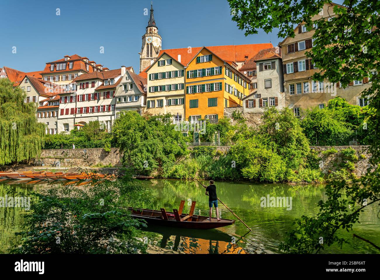 Bateau punt traditionnel (Stocherkahn) en face de la vieille ville de Tübingen en Allemagne Banque D'Images