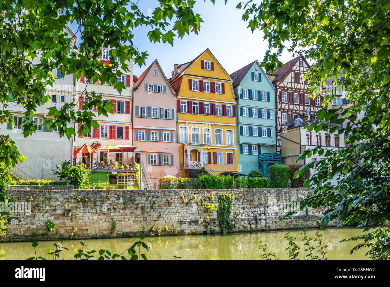 Maisons historiques colorées de la vieille ville de Tübingen au bord de la rivière Banque D'Images