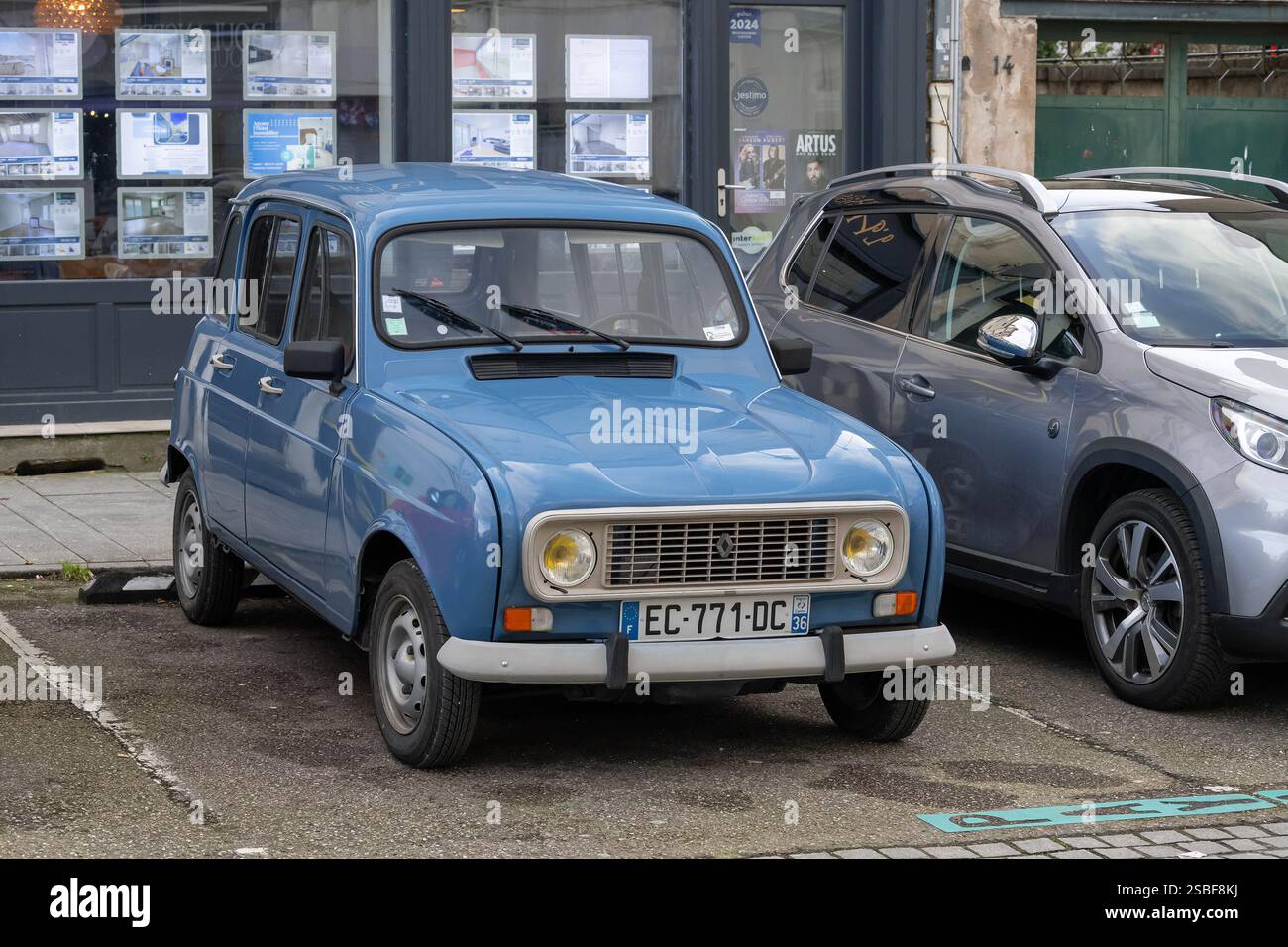 Nancy, France - vue sur une Renault 4 bleue garée dans une rue. Banque D'Images
