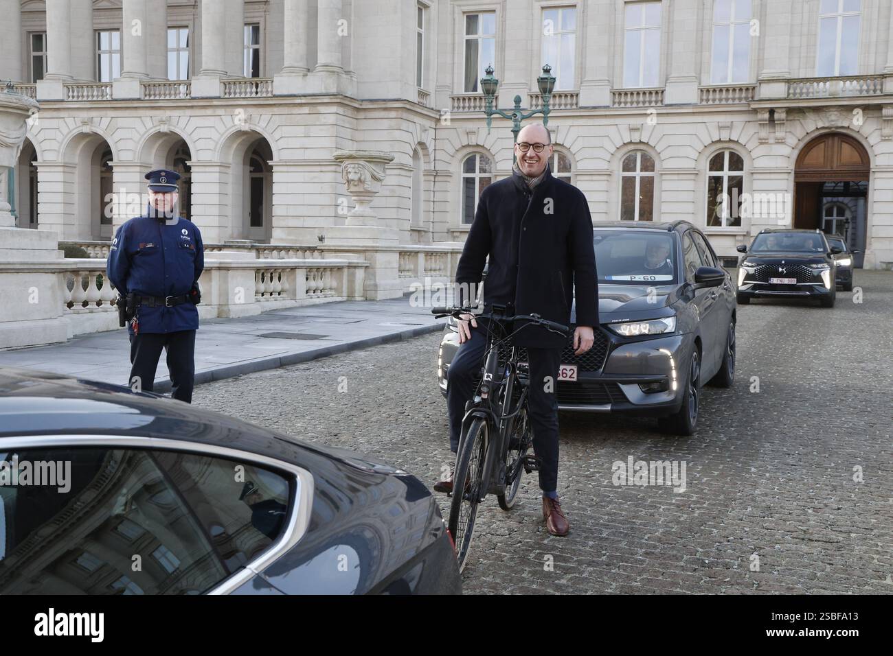 Bruxelles, Belgique. 03rd Feb, 2025. Le vice-premier ministre et ministre du budget Vincent Van Peteghem part après la cérémonie de serment au Palais Royal, à Bruxelles. Les négociateurs des cinq partis qui composent la coalition de l'Arizona - la N-va, MR, engagés, Vooruit et CD&V - sont parvenus à un accord gouvernemental vendredi soir. BELGA PHOTO NICOLAS MAETERLINCK crédit : Belga News Agency/Alamy Live News Banque D'Images