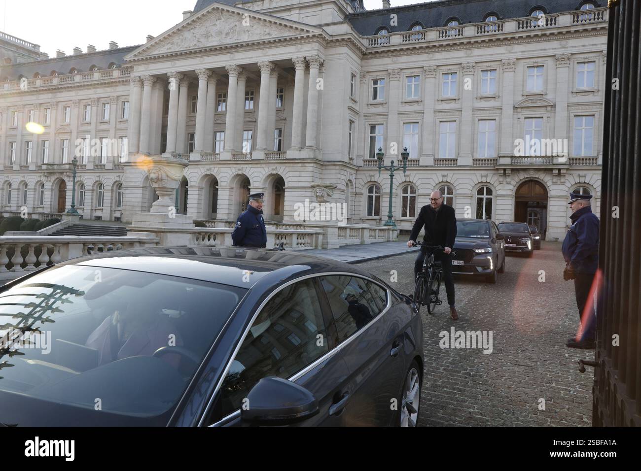 Bruxelles, Belgique. 03rd Feb, 2025. Le vice-premier ministre et ministre du budget Vincent Van Peteghem part après la cérémonie de serment au Palais Royal, à Bruxelles. Les négociateurs des cinq partis qui composent la coalition de l'Arizona - la N-va, MR, engagés, Vooruit et CD&V - sont parvenus à un accord gouvernemental vendredi soir. BELGA PHOTO NICOLAS MAETERLINCK crédit : Belga News Agency/Alamy Live News Banque D'Images