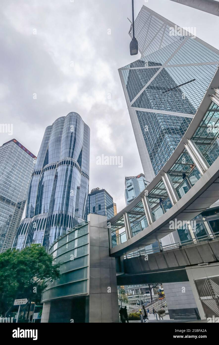 Hong Kong, Chine - 1er février 2025 : vue en bas angle du quartier central des affaires de Hong Kong, présentant des gratte-ciels modernes et des allées surélevées. Banque D'Images