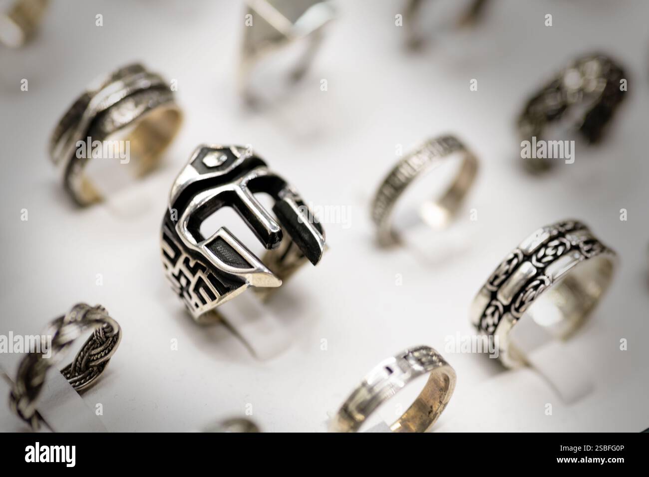 Superbe bague argentée ornée d'un masque de gladiateur. Parfait pour les guerriers dans l'âme Banque D'Images