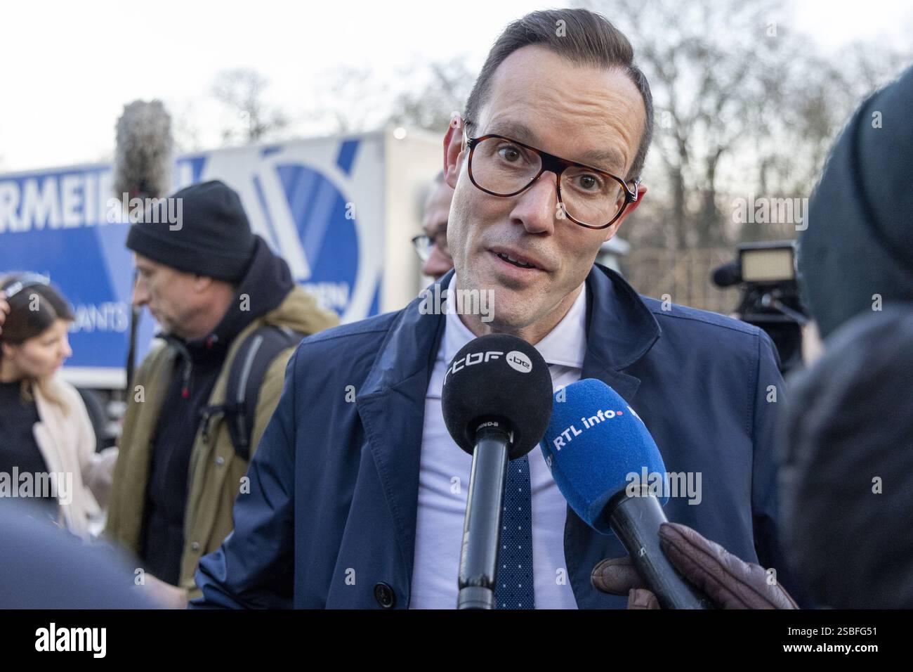 Bruxelles, Belgique. 03rd Feb, 2025. Le ministre de la protection des consommateurs, de la fraude sociale et de l'égalité des chances, Rob Beenders, s'adresse à la presse avant la cérémonie de serment au Palais Royal, lundi 03 février 2025, à Bruxelles. Les négociateurs des cinq partis qui composent la coalition de l'Arizona - la N-va, MR, engagés, Vooruit et CD&V - sont parvenus à un accord gouvernemental vendredi soir. BELGA PHOTO NICOLAS MAETERLINCK crédit : Belga News Agency/Alamy Live News Banque D'Images