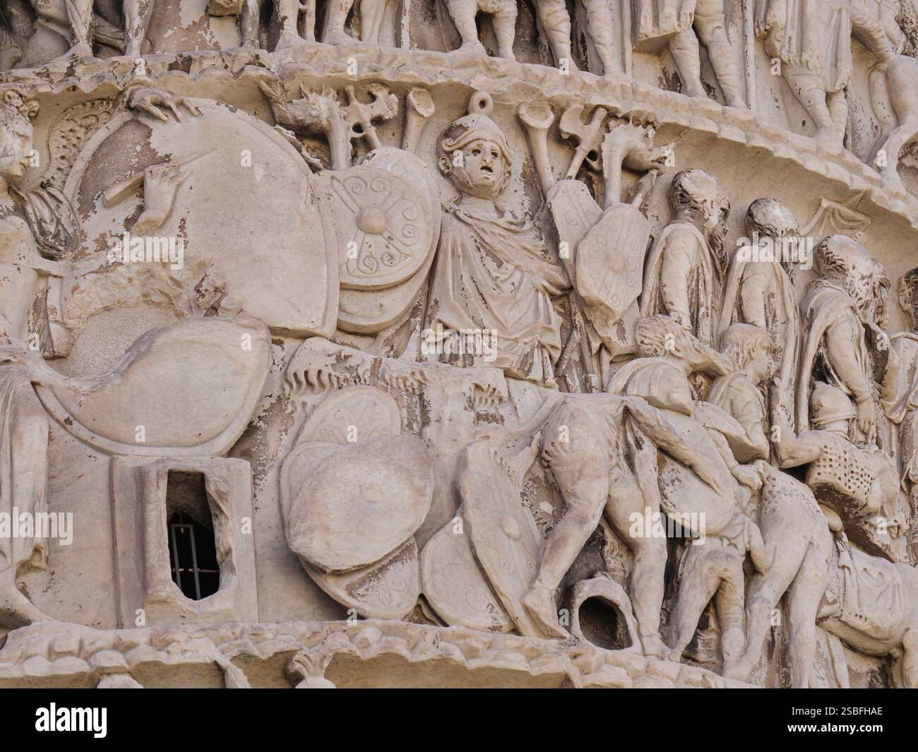 Rome. Italie. Colonne de Marc Aurèle (AD 193), sur la Piazza Colonna. Détail d'une scène en relief représentant la victoire et les trophées. Empereur romain Marcus Aure Banque D'Images