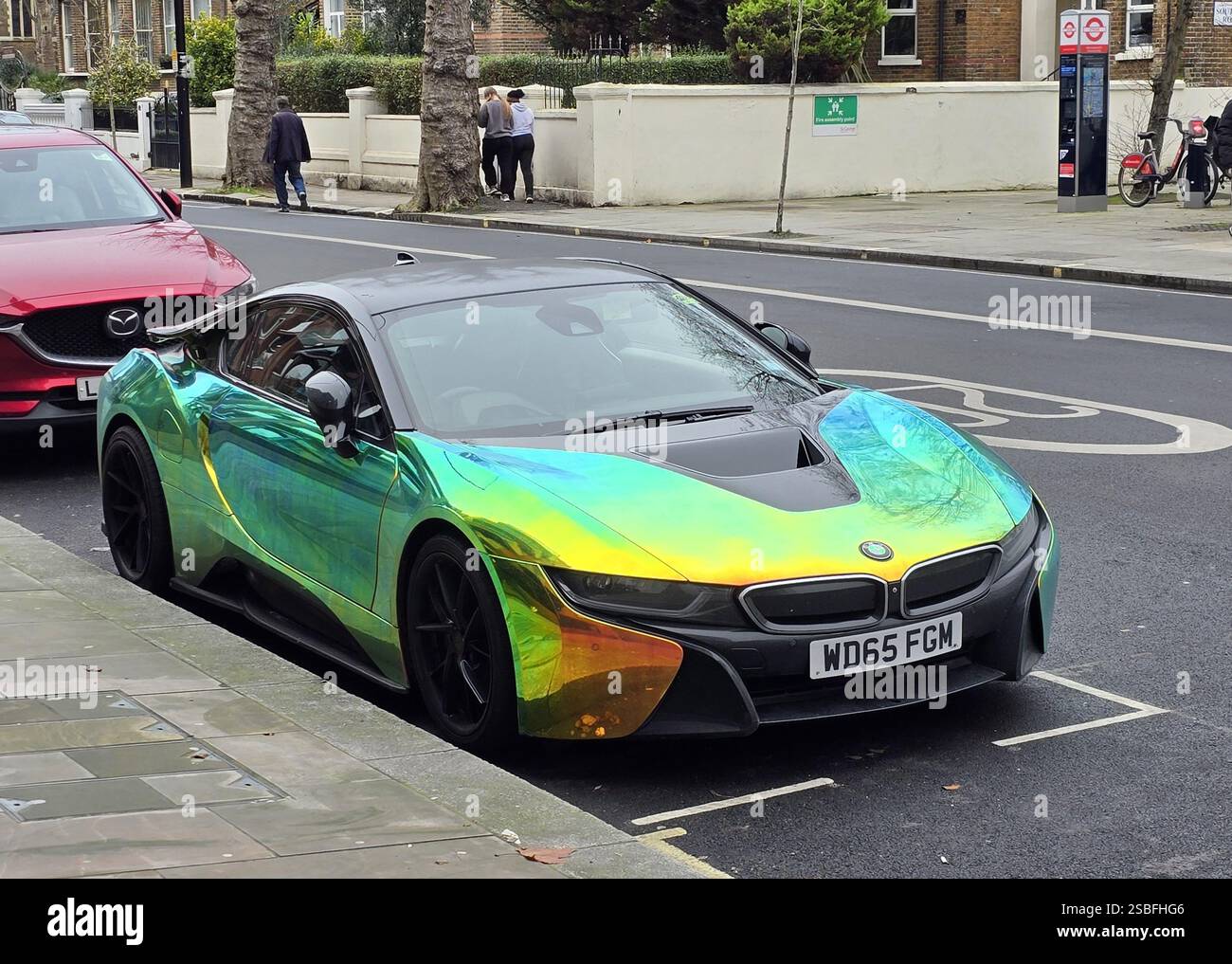 Une BMW I8 hybride dans un habillage coloré garée à Hammersmith, Londres, Royaume-Uni Banque D'Images