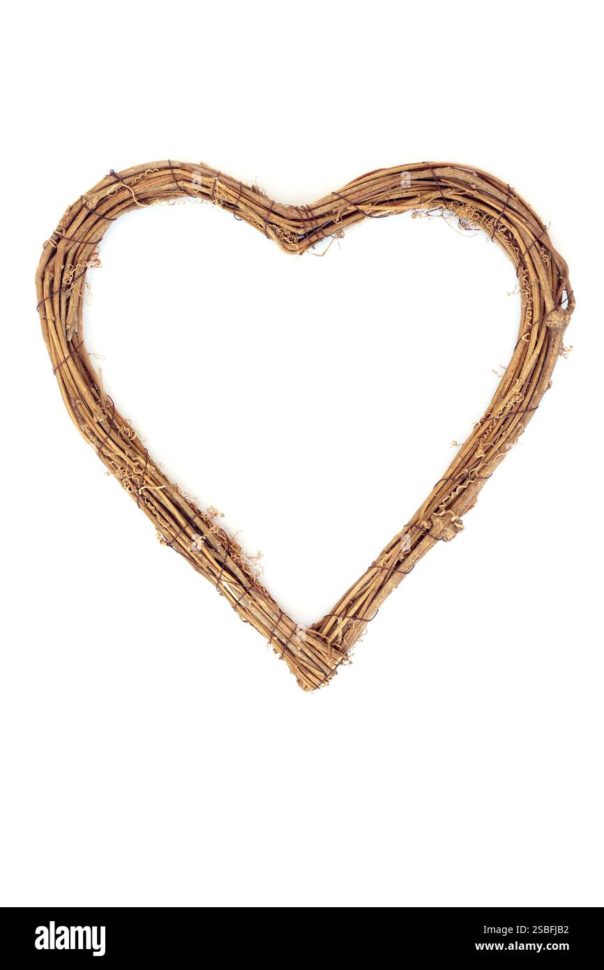 Couronne en osier naturel en forme de coeur, symbole de l'amour pour la Saint-Valentin, mariage et fête des mères, festivals de printemps de Beltane. Carte d'anniversaire, logo. Banque D'Images Couronne en osier naturel en forme de coeur, symbole de l'amour pour la Saint-Valentin, mariage et fête des mères, festivals de printemps de Beltane. Carte d'anniversaire, logo. Banque D'Images