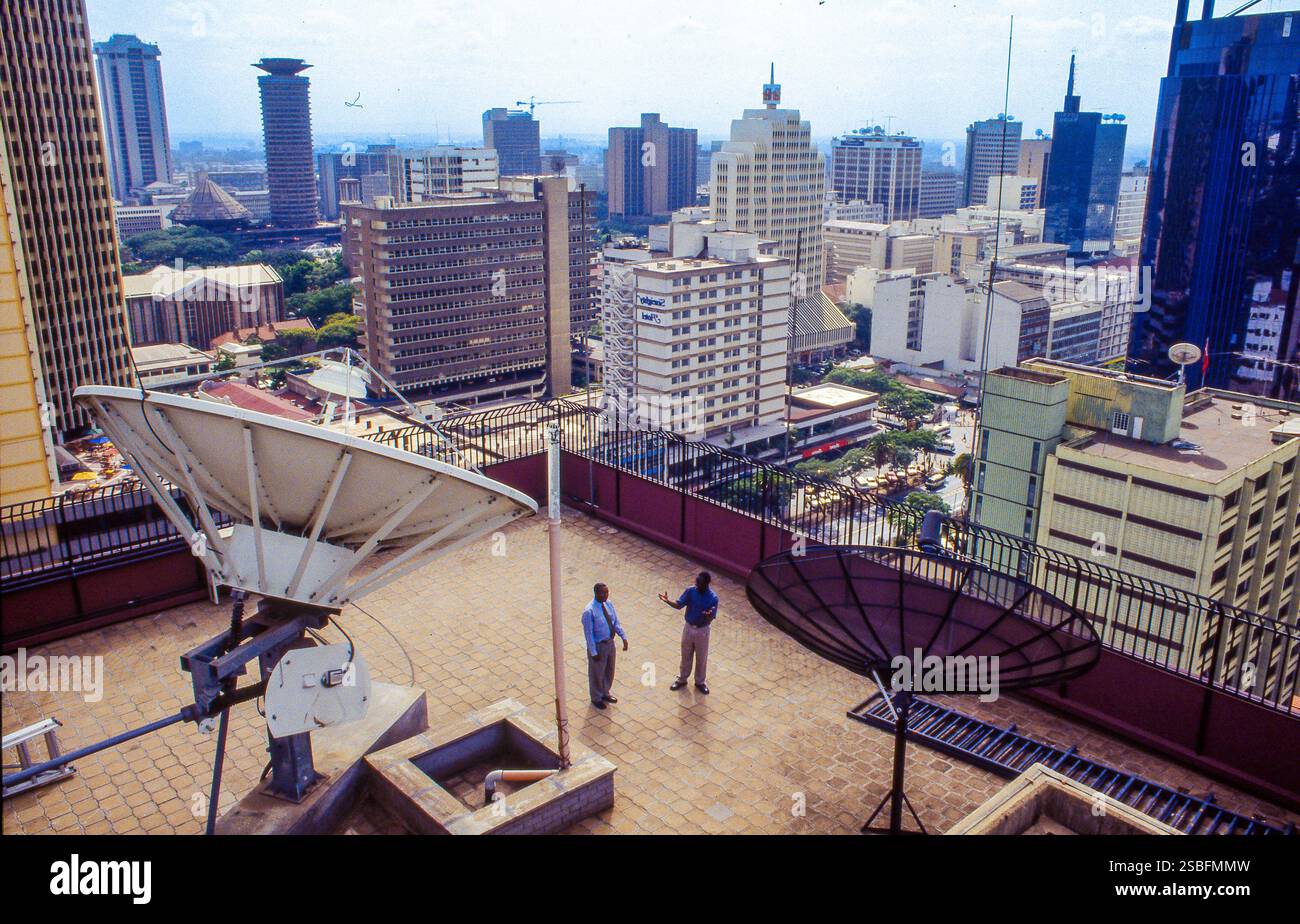 Kenya, Nairobi, employés de la société Internet Kenya Web sur le toit du bureau où se trouvent la plupart des antennes de communication. Banque D'Images