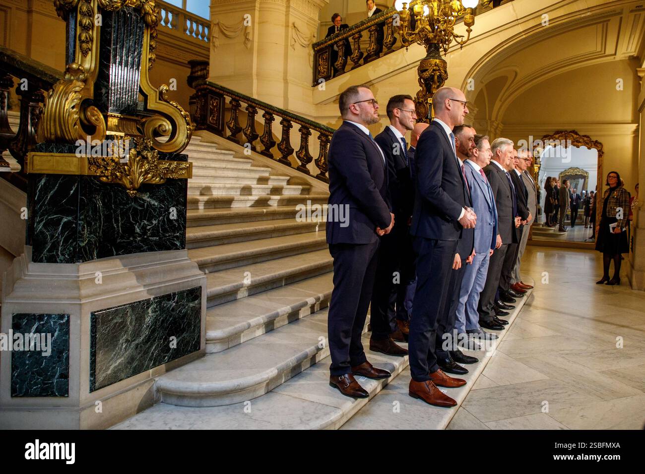 Bruxelles, Belgique. 03rd Feb, 2025. Les ministres nouvellement nommés posent pour une photo de famille lors de la cérémonie de serment du nouveau premier ministre et des membres du gouvernement fédéral au Palais Royal, lundi 03 février 2025, à Bruxelles. Les négociateurs des cinq partis qui composent la coalition de l'Arizona - la N-va, MR, engagés, Vooruit et CD&V - sont parvenus à un accord gouvernemental vendredi soir. BELGA PHOTO HATIM KAGHAT crédit : Belga News Agency/Alamy Live News Banque D'Images