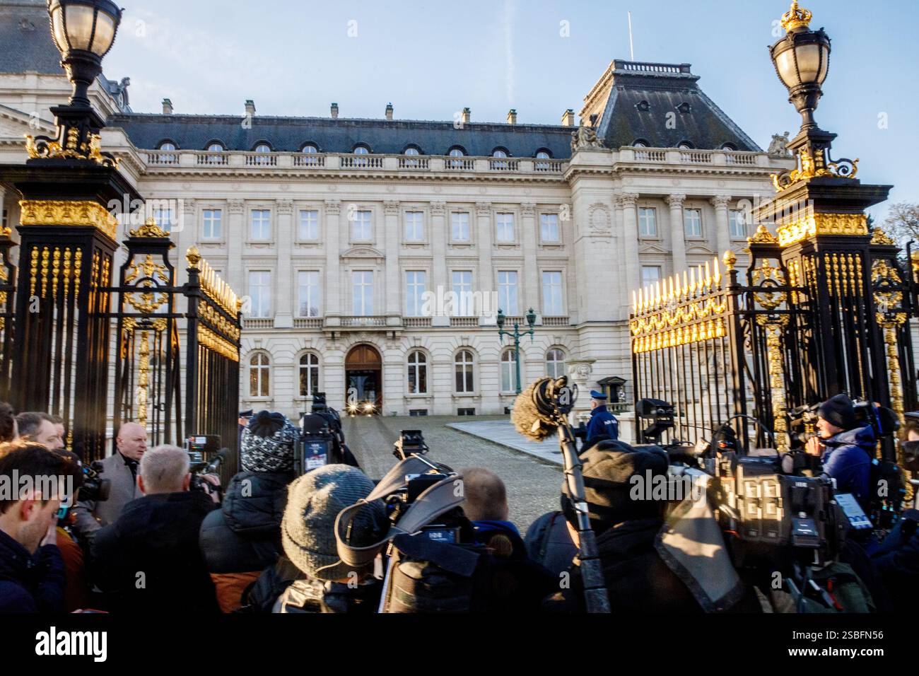 Bruxelles, Belgique. 03rd Feb, 2025. Photo de presse devant le Palais Royal, pour la cérémonie de serment du nouveau premier ministre et des membres du gouvernement fédéral au Palais Royal, lundi 03 février 2025, à Bruxelles. Les négociateurs des cinq partis qui composent la coalition de l'Arizona - la N-va, MR, engagés, Vooruit et CD&V - sont parvenus à un accord gouvernemental vendredi soir. BELGA PHOTO HATIM KAGHAT crédit : Belga News Agency/Alamy Live News Banque D'Images