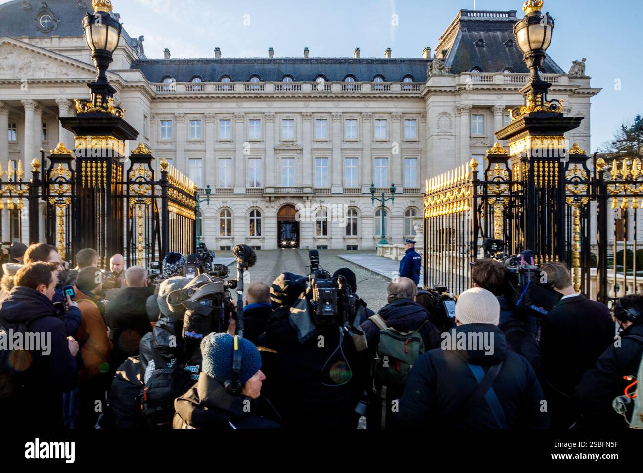 Bruxelles, Belgique. 03rd Feb, 2025. Photo de presse devant le Palais Royal, pour la cérémonie de serment du nouveau premier ministre et des membres du gouvernement fédéral au Palais Royal, lundi 03 février 2025, à Bruxelles. Les négociateurs des cinq partis qui composent la coalition de l'Arizona - la N-va, MR, engagés, Vooruit et CD&V - sont parvenus à un accord gouvernemental vendredi soir. BELGA PHOTO HATIM KAGHAT crédit : Belga News Agency/Alamy Live News Banque D'Images